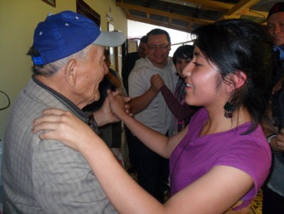 Estudiantes de la Universidad Mesoaméricana visitaron asilo de ancianos.