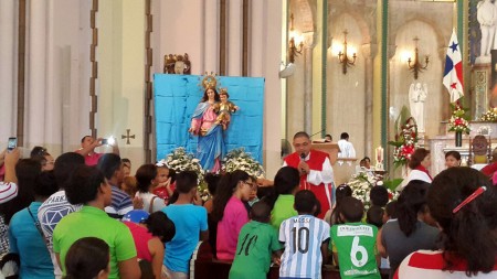 Bendición de María a los niños de Basílica Don Bosco. Panamá. 