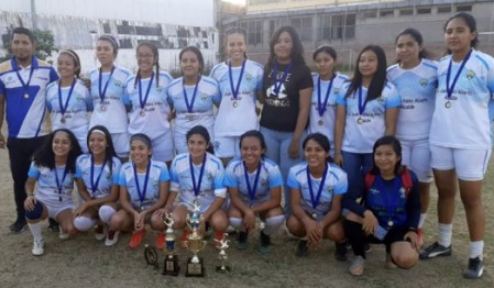 Por segundo año consecutivo las jóvenes de la selección de FUSALMO ganan el campeonato.