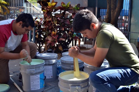 Alumnos de la UDB se unieron para pintar áreas del hospital nacional de niños en El Salvador. 