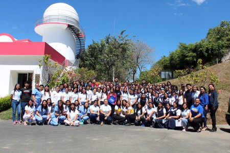 Señoritas de distintos centro educativos, en las afueras del Observatorio Micro Macro de la UDB.