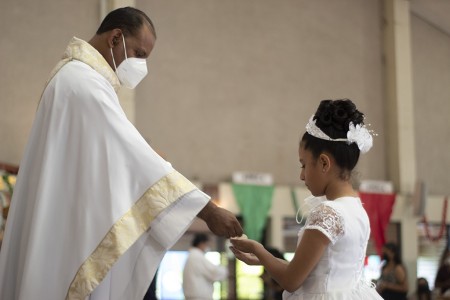 Después del período de formación en las catequesis, niños y jóvenes recibieron los sacramentos de iniciación cristiana.
