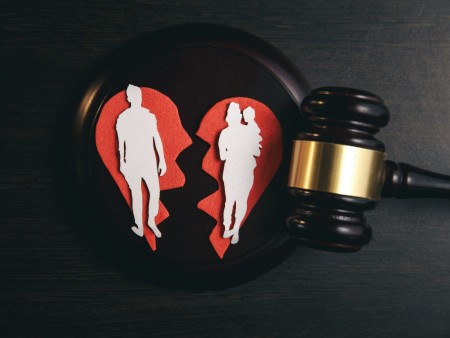 Algunos gobiernos aprueban el ‘divorcio exprés’: cualquier trámite es más complicado que divorciarse. No se le ocurra a nadie irrespetar un contrato laboral o comercial. En cambio, burlar el contrato matrimonial a nadie importa.