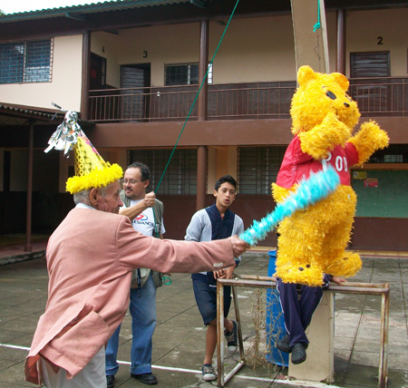 Don Miguel fue celebrado con pastel y piñata por sus 100 años. 