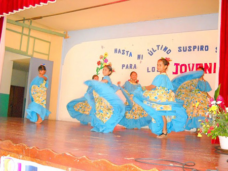 Baile folklórico para el evento por niñas de primaria. 