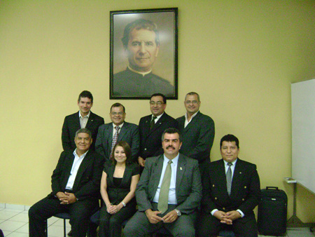 Sentados de iazquaierda a derecha: Gustavo Cruz, Tania Rivas, Eduardo Fernandez, Luis Cativo  De pie de izquierda a derecha: Roberto Calderon, Juan Vallem Antonio Miranda, Carlos Lopez.   