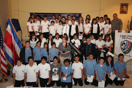 Caroline Moore y alumnos de CEDES Don Bosco.