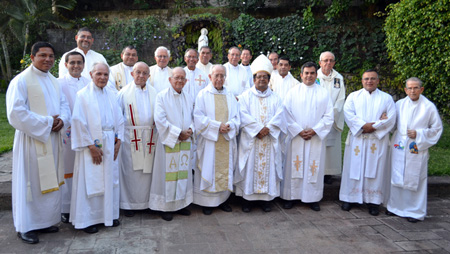 P. Emilio Coalova celebra sus 70 años como sacerdote acompañado de sus hermanos salesianos.