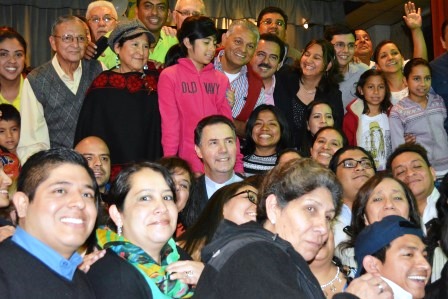 Don Ángel Fernández entre los miembros de la Familia Salesiana de Guatemala