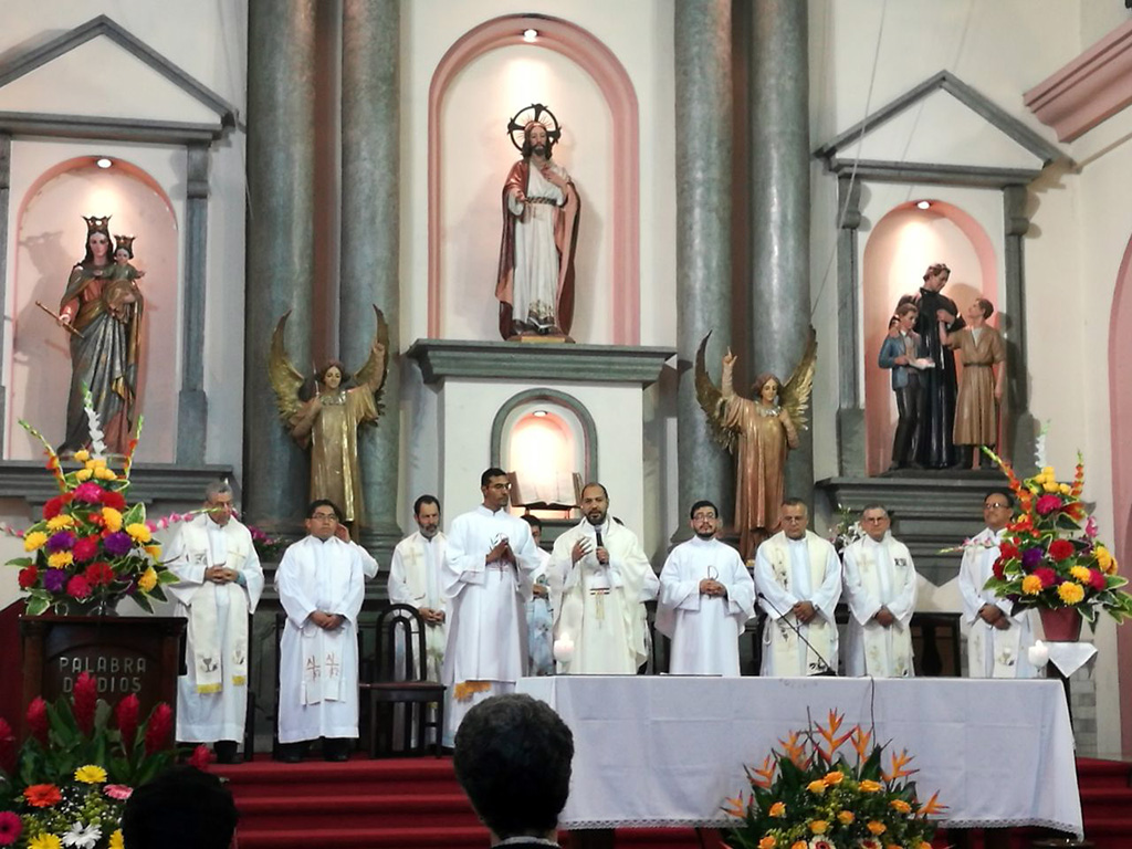 Familia Salesiana reunida en ocasión al cumpleaños 202 de Don Bosco. Guatemala. 