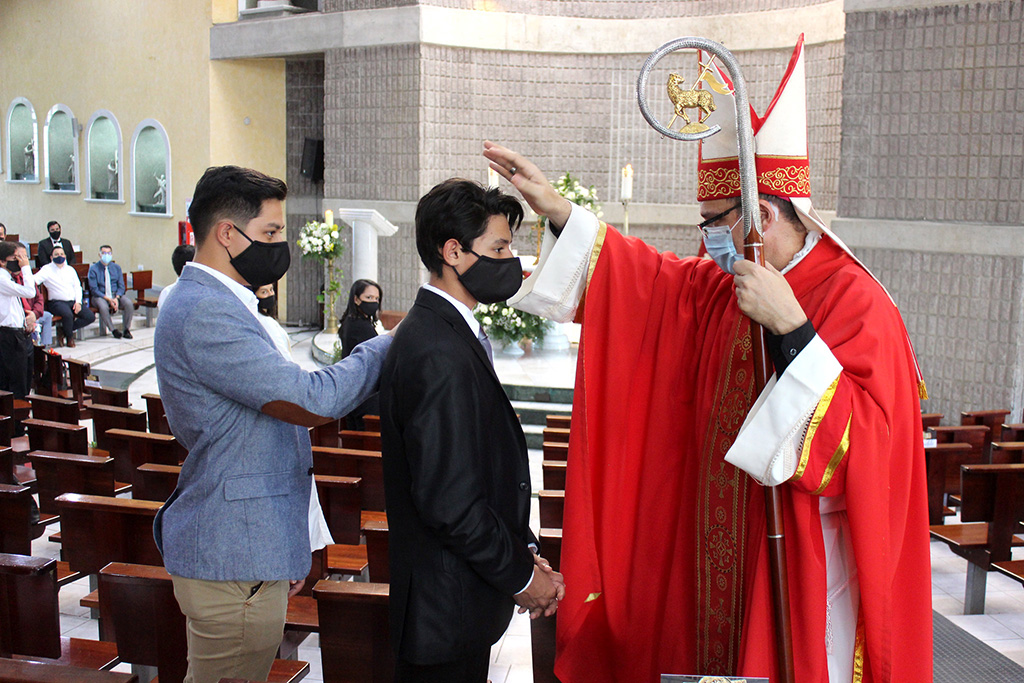 Con el sacramento los jóvenes asumen personalmente su compromiso bautismal.