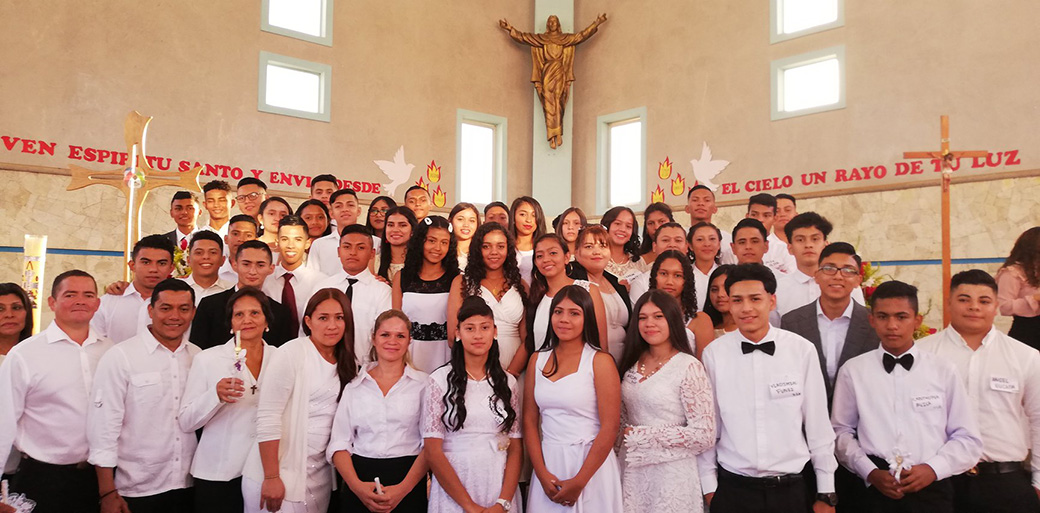 51 jóvenes recibieron el sacramento