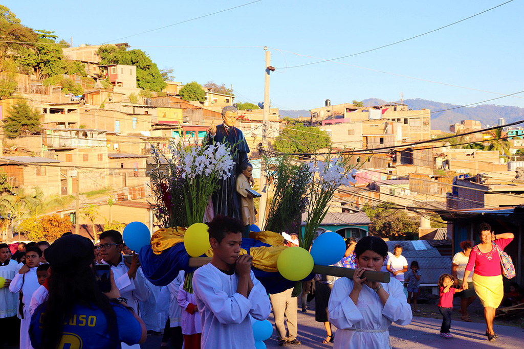 Procesión de Don Bosco recorriendo las calles de Comayagüela.