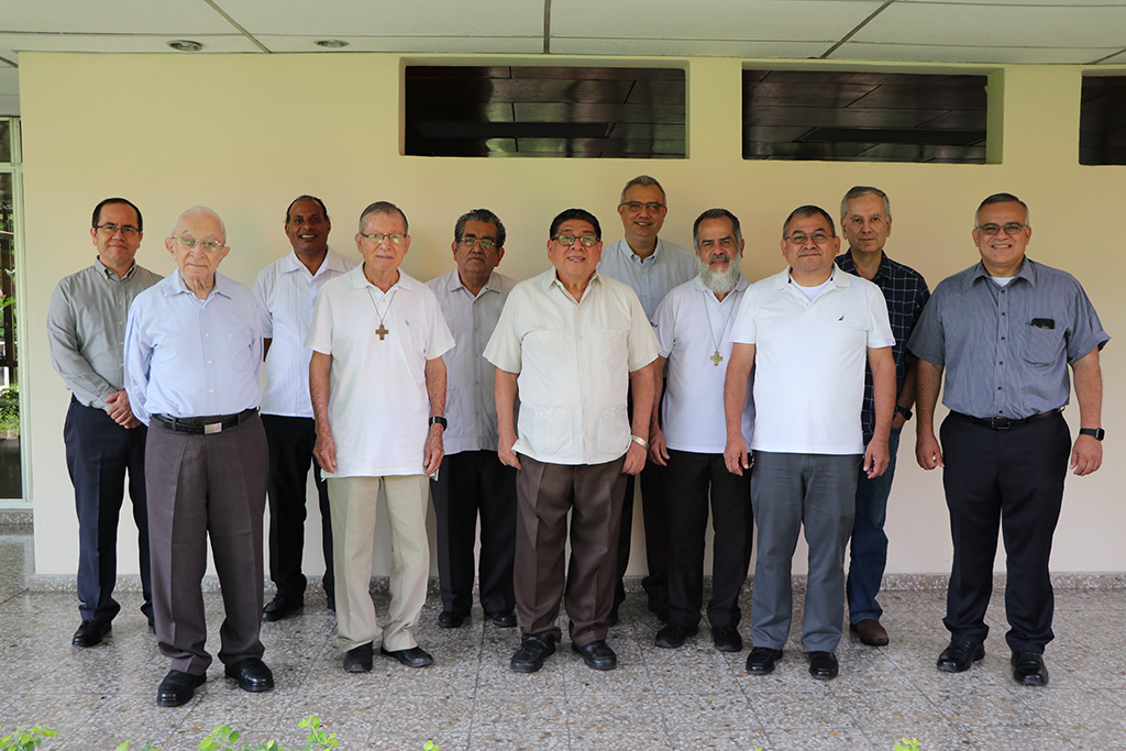 Comunidad de Ciudadela Don Bosco con el P. Inspector.