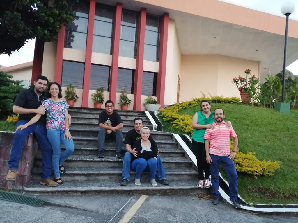 Familias pertenecientes a Hogares Don Bosco en El Salvador.
