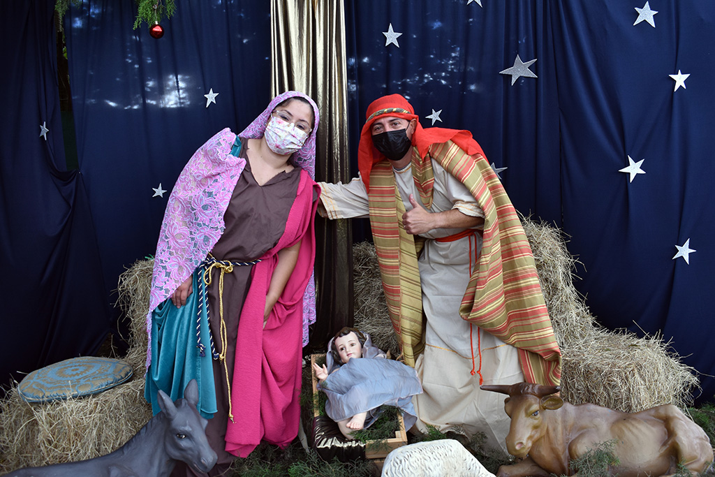 El Salesiano Christmas Party contó con estaciones y un pesebre viviente.