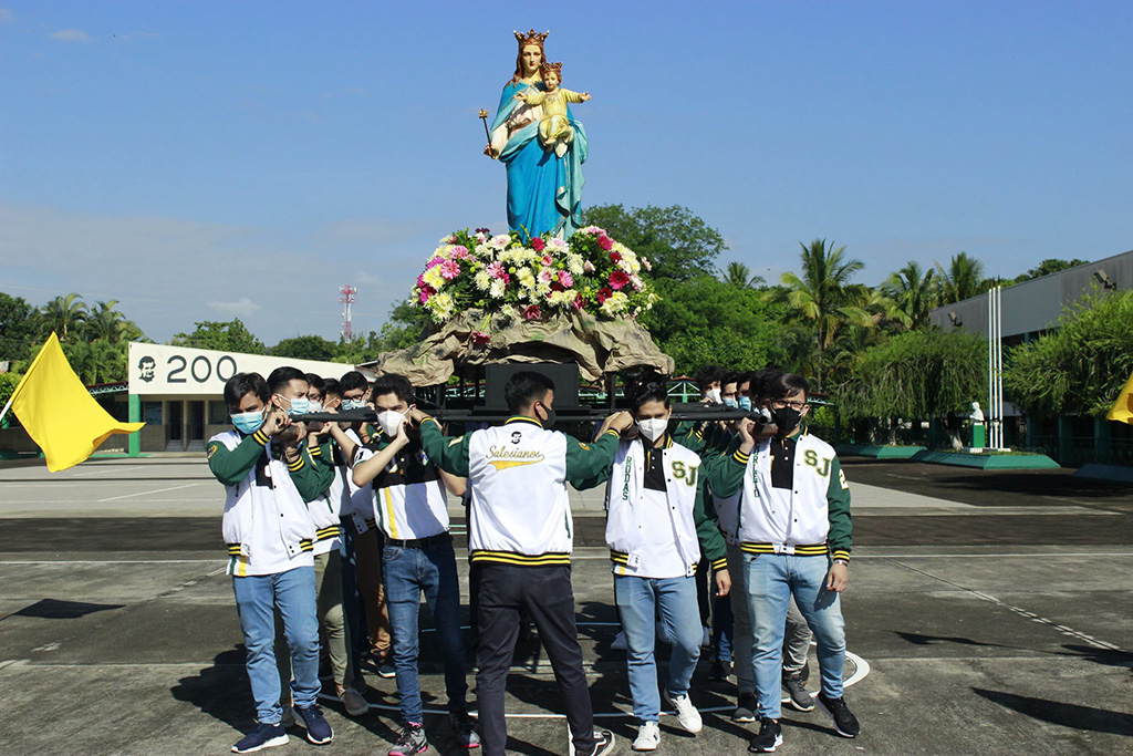Los estudiantes de la promoción del 2021 prepararon con devoción la fiesta a María Auxiliadora.