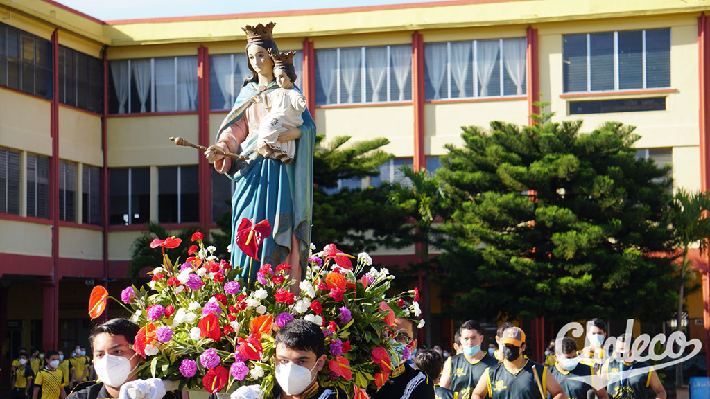 Los Chalecos pusieron sus intenciones a los pies de la virgen y celebraron con gozo, amor, respeto y fe a la Madre Salesiana.  