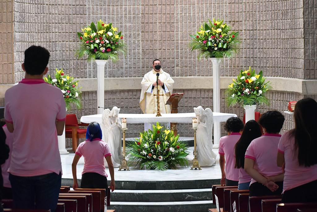 El Salesiano Don Bosco mantiene la tradición de la misa de acción de gracias y entrega de signos de la promoción.