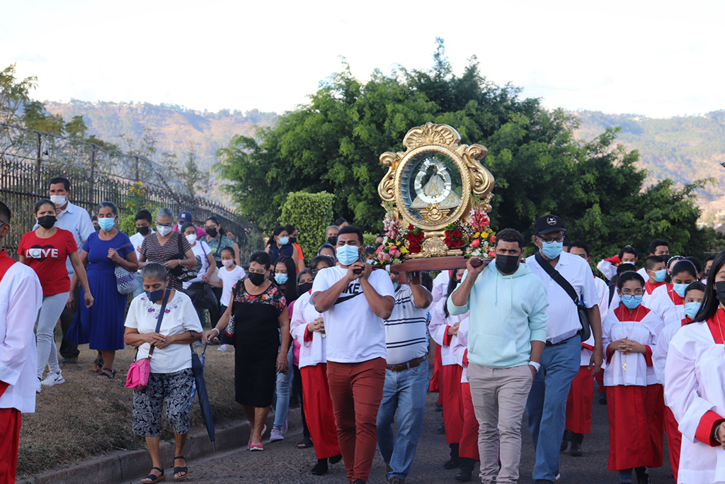 Feligreses de la parroquia participan con fe, esperanza y devoción a cumplir sus promesas o realizar peticiones a la Virgen de Suyapa.