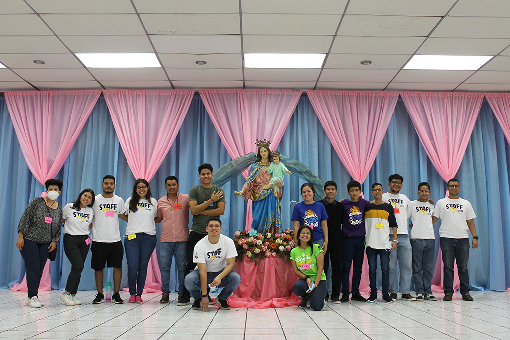 : Los jóvenes del MJS expresaron su amor a María Auxiliadora en un encuentro de familia.