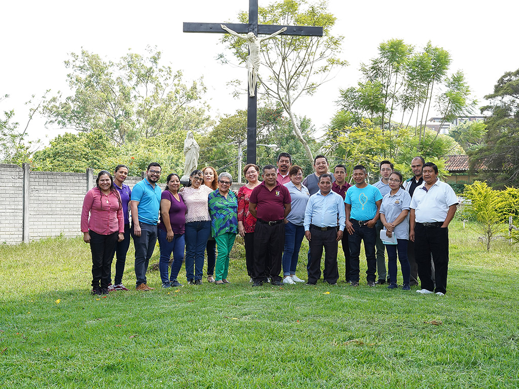 Colaboradores sacristanes pertenecientes a las parroquias salesianas en Centroamérica, junto al padre Carlos Hernández, encargado de la animación de parroquias de la Inspectoría.