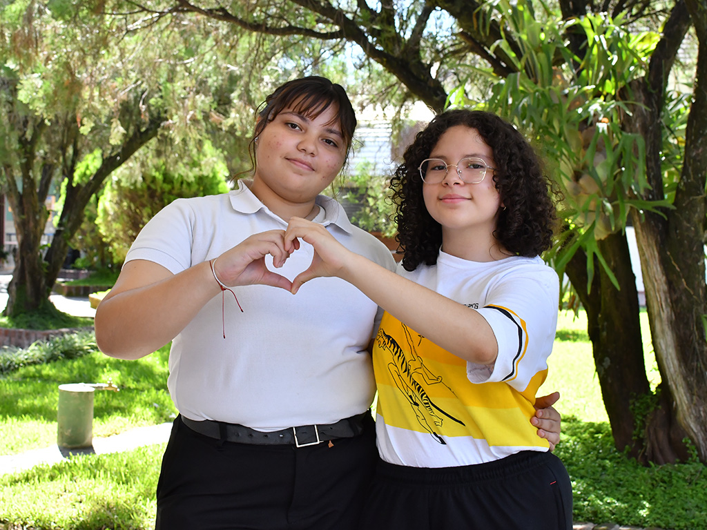 Dos alumnas del Ricaldone representando a El Salvador en un encuentro de aprendizaje y empoderamiento para mujeres.