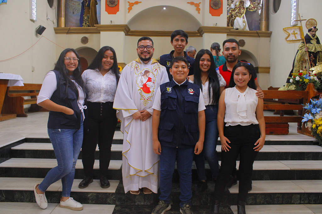 Jóvenes integrantes de la pastoral de Comunicación Social de Carchá junto al párroco, el padre Carlos Hernández.