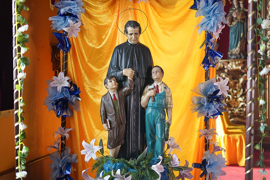 Enero es el mes de Don Bosco y cada casa salesiana se prepara para celebrarlo con devoción.