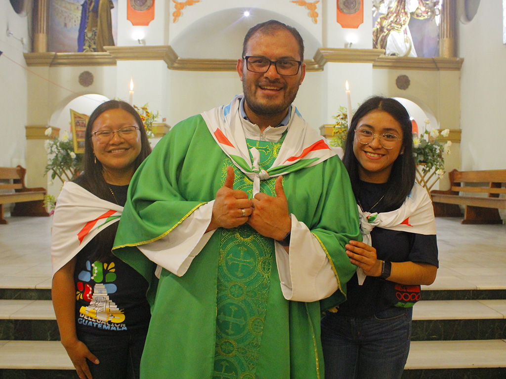 El padre Luis junto a las jóvenes que participarán en la JMJ 2023.