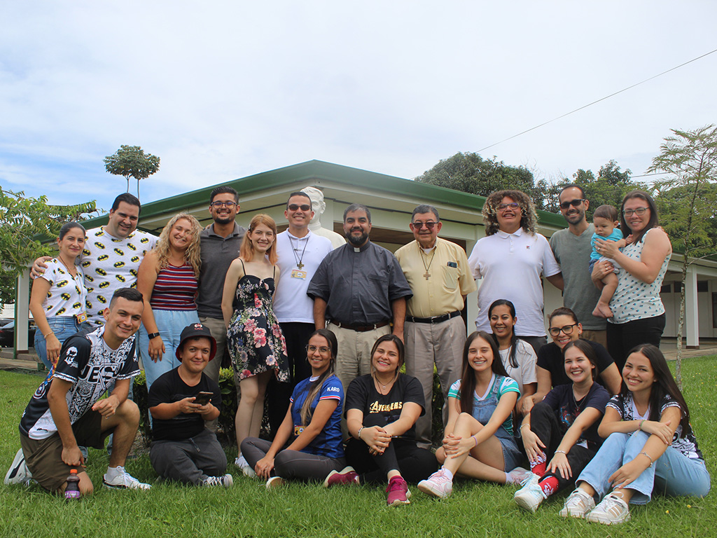 Padre Julio visitó a la comunidad del Centro Don Bosco.