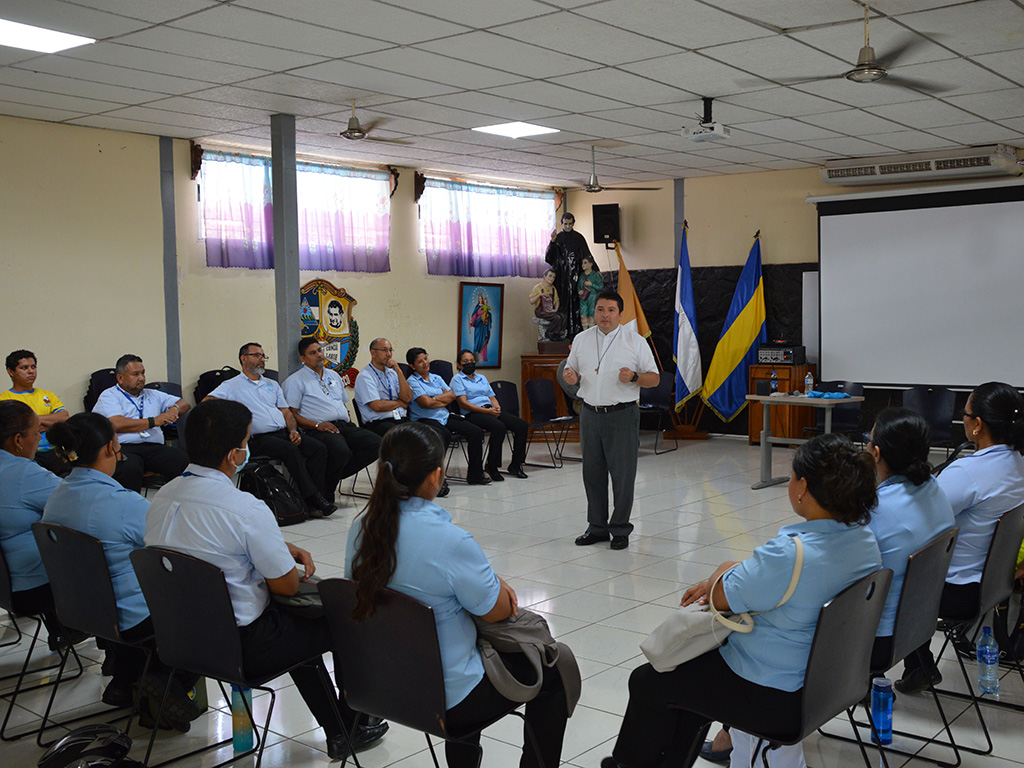 El padre Gabriel Romero en su visita de animación pastoral en el Colegio Salesiano San Juan Bosco de Granada, Nicaragua.