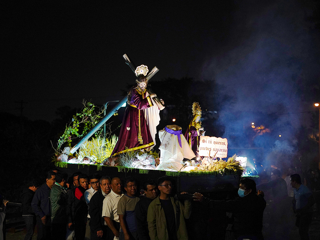 Las procesiones en Guatemala son notables por su preparación y devoción de las personas al participar en ellas.
