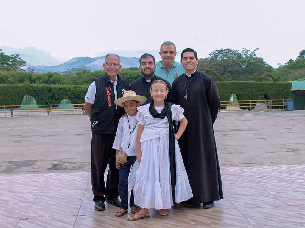 El padre Julio Navarro, inspector de Centroamérica realiza sus visitas pastorales a las obras salesianas de la región.