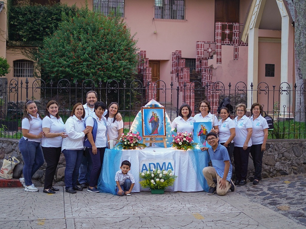 Los feligreses de la parroquia celebraron con alegría la fiesta de María Auxiliadora