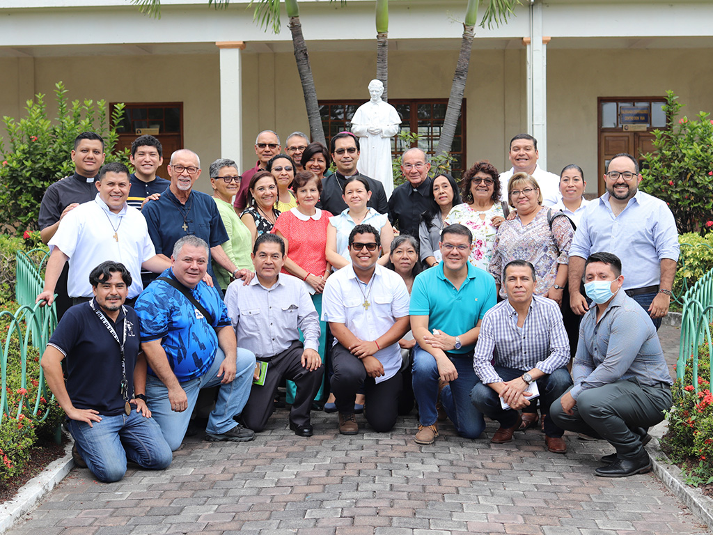 Arzobispo de San Salvador, junto a los representantes del consejo de la parroquia María Auxiliadora.