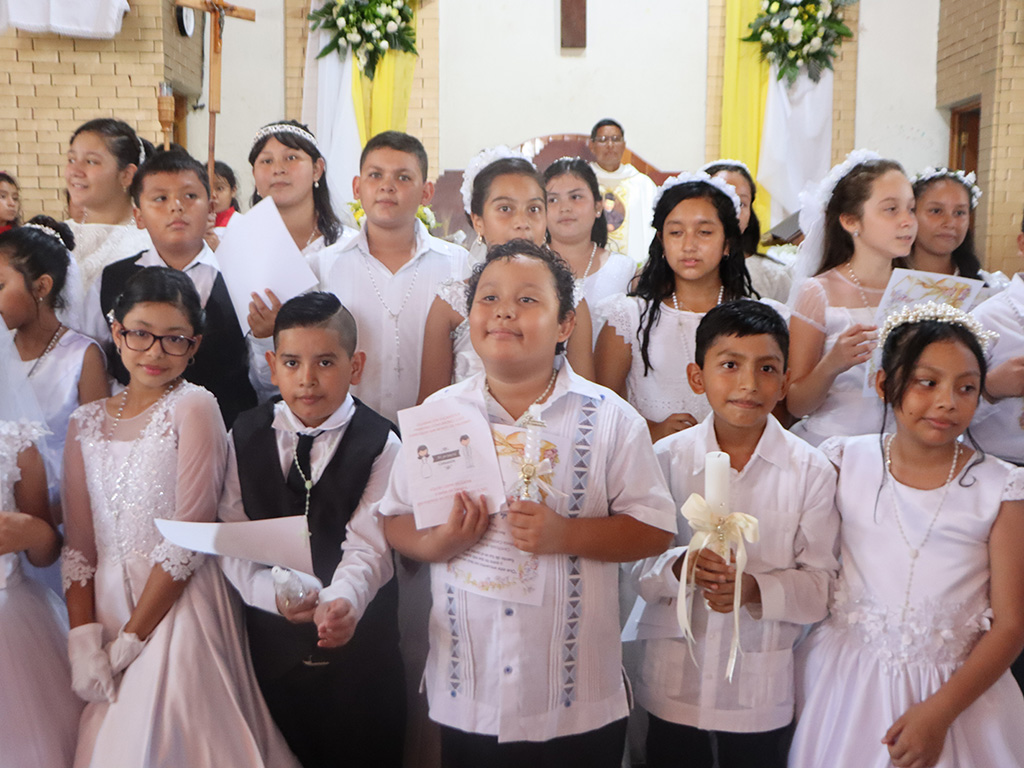 Los niños recibieron con un corazón dispuesto a Jesús Eucaristía.