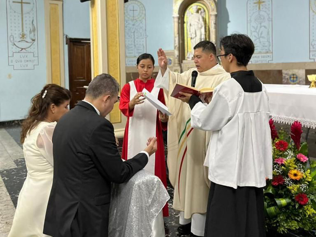 El padre Francisco dando la bendición a una de las parejas que celebró su renovación de votos.