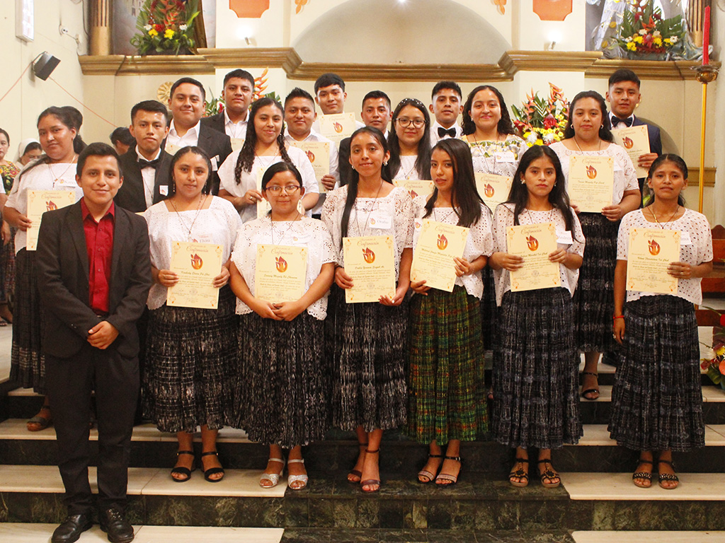 119 jóvenes, entusiasmados por confirmar su fe, recibieron el sacramento de la confirmación con devoción.