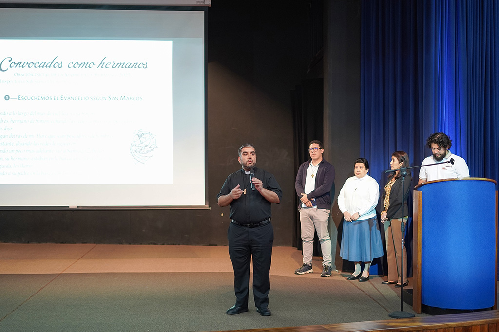 El padre Julio, inspector de Centroamérica, inició la asamblea de hermanos para presentar el POI.