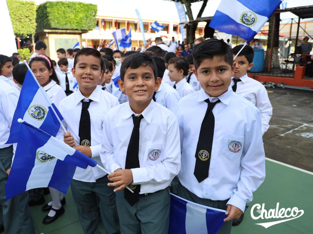 Con fe inquebrantable los estudiantes del Colegio Salesiano Santa Cecilia honraron el 202 aniversario de Independencia de El Salvador.