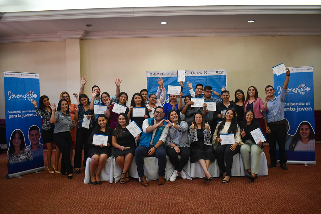 Jóvenes graduados del taller del taller "Formación Técnica e Innovación para la Productividad" en San Miguel.