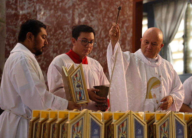 Padre Walter Jara bendice imágenes de la virgen peregrina que visitarán los hogares Chalecos. 
