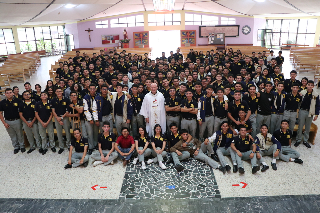 El padre visitador Walter Jara, SDB, recorrió las obras salesianas que alberga la Ciudadela Don Bosco en Soyapango. 