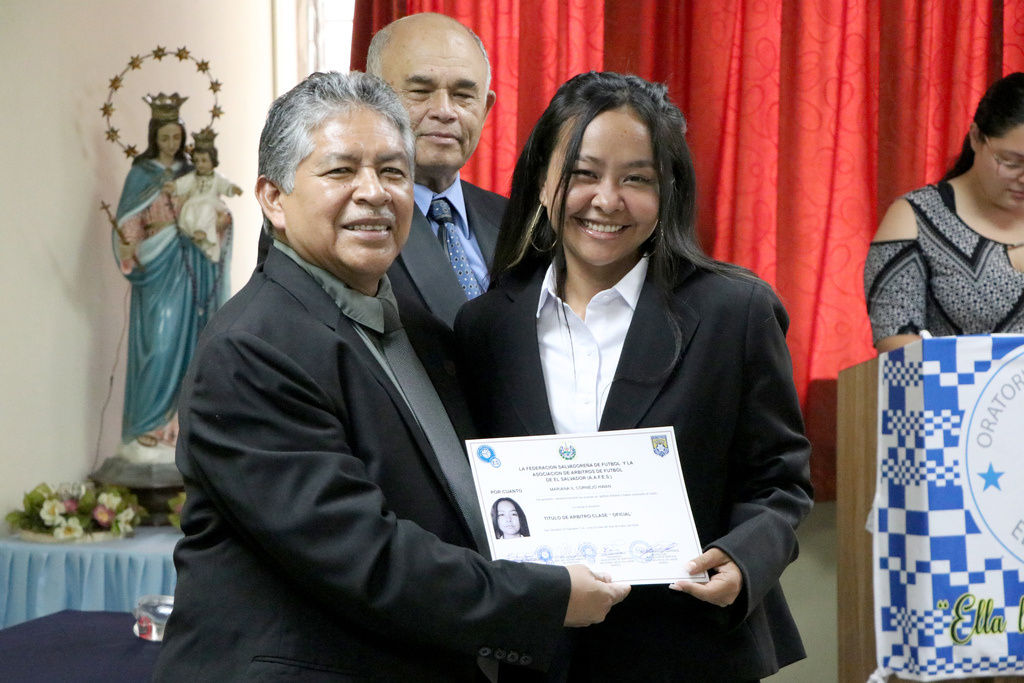 Jóvenes del Oratorio Don Bosco reciben certificado de árbitros de fútbol de clase oficial. 