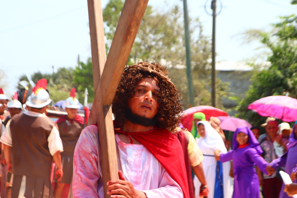 Fieles participan en la conmovedora representación del Vía Crucis en vivo durante las celebraciones de Semana Santa en la Parroquia San Benito de Palermo en Petén. 