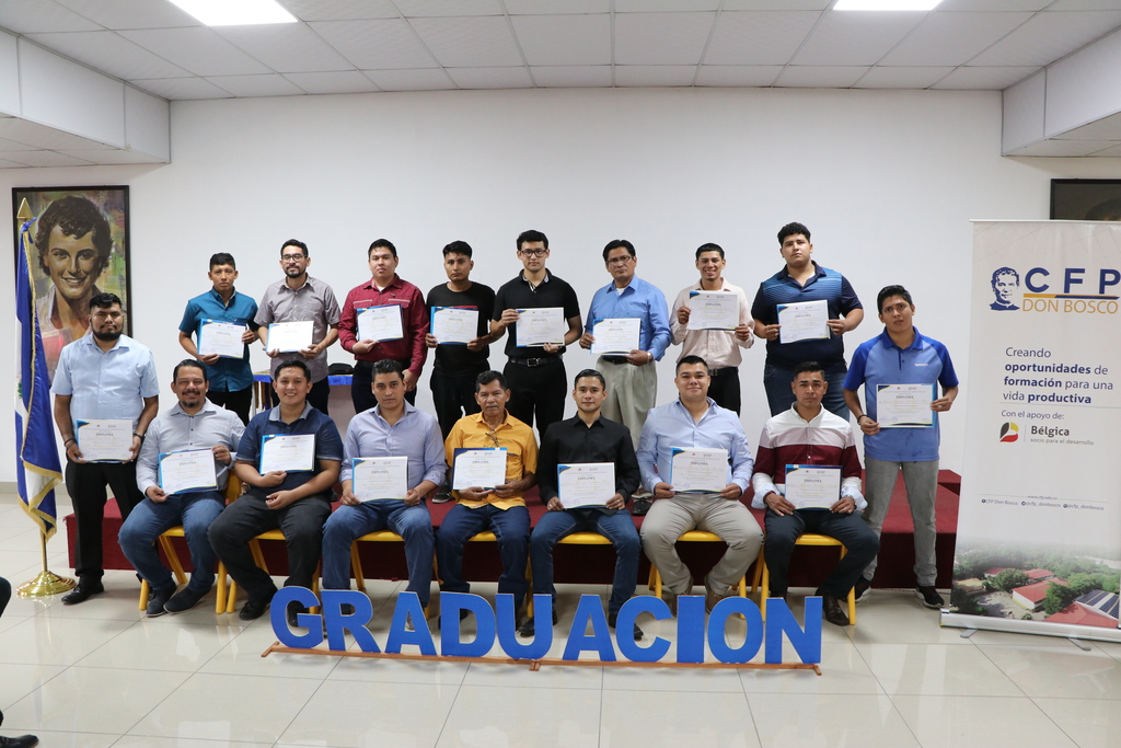 Grupo de graduados del Centro de Formación Profesional de Ciudadela Don Bosco.