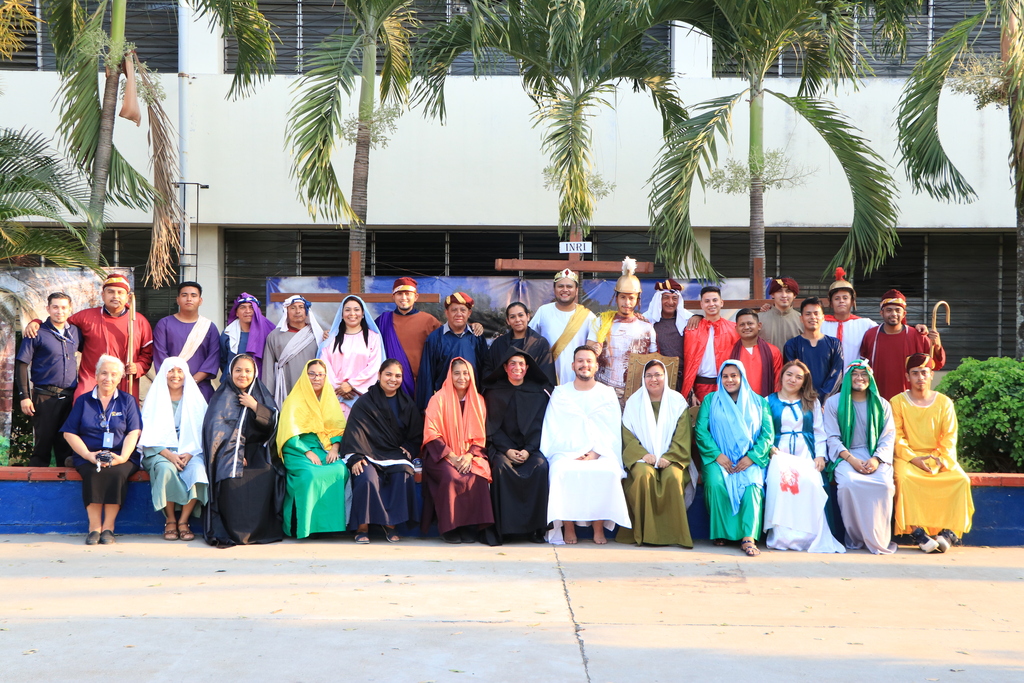 Educadores y colaboradores del Centro de Formación Profesional Don Bosco escenificaron el Vía Crucis. 
