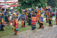 Niños indígenas ataviados con trajes para danzas ancestrales.