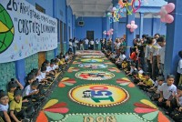 Alumnos del Colegio Santa Cecilia orgullosos de su obra de arte.